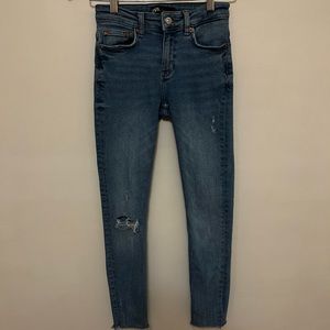 SOLD  Zara - distressed skinny fit ankle jeans. US2